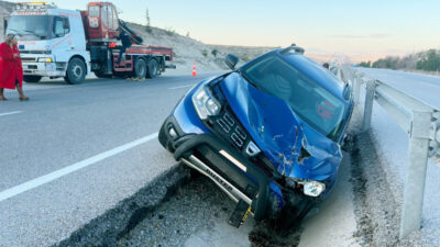Afyon’da Kontrolden Çıkan SUV Araç Refüje Girdi