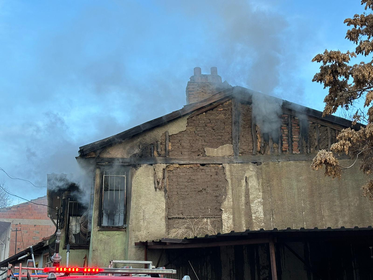 Eski Evde Çıkan Yangına İtfaiye Müdahale Ediyor