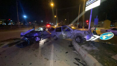 Afyon’da İki Otomobil Çarpıştı: Kazada Çok Sayıda Yaralı Var