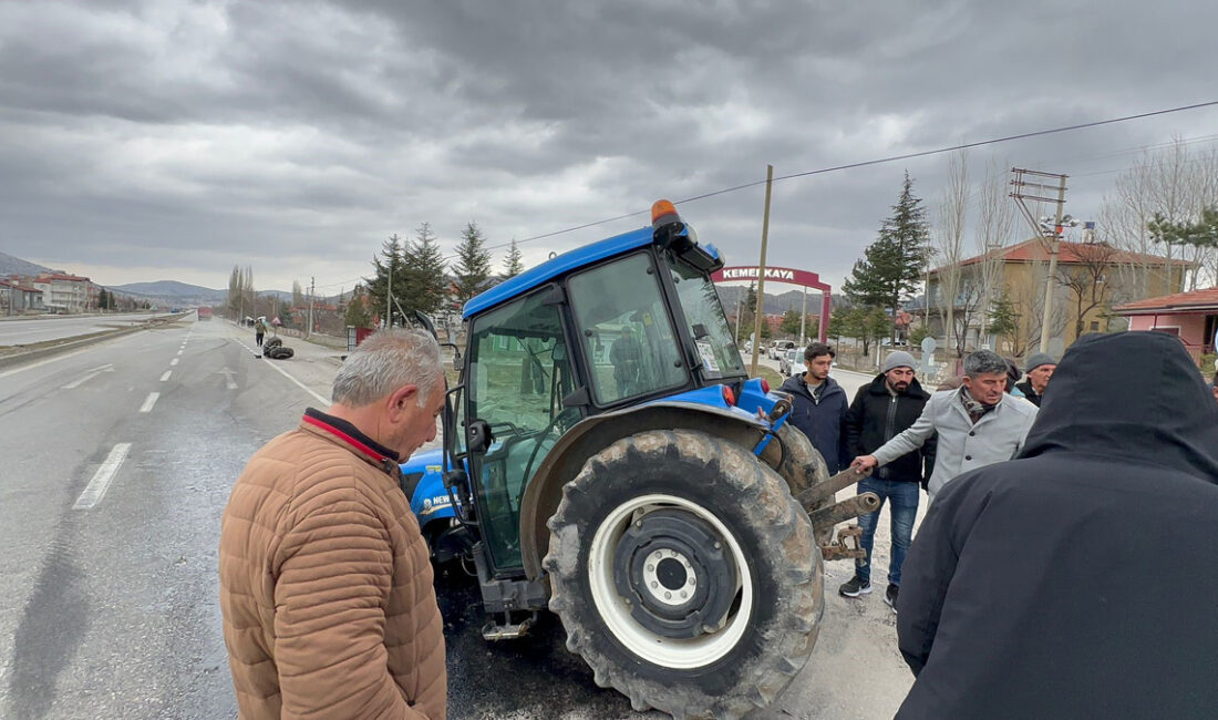 Afyonkarahisar’da tırın traktöre çarpması
