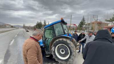 Afyon’da Tırın Çarptığı Traktörün 2 Tekerleği Koptu