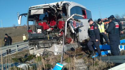 Yolcu Otobüsü Bariyerlere Çarptı: 14 Kişi Yaralandı