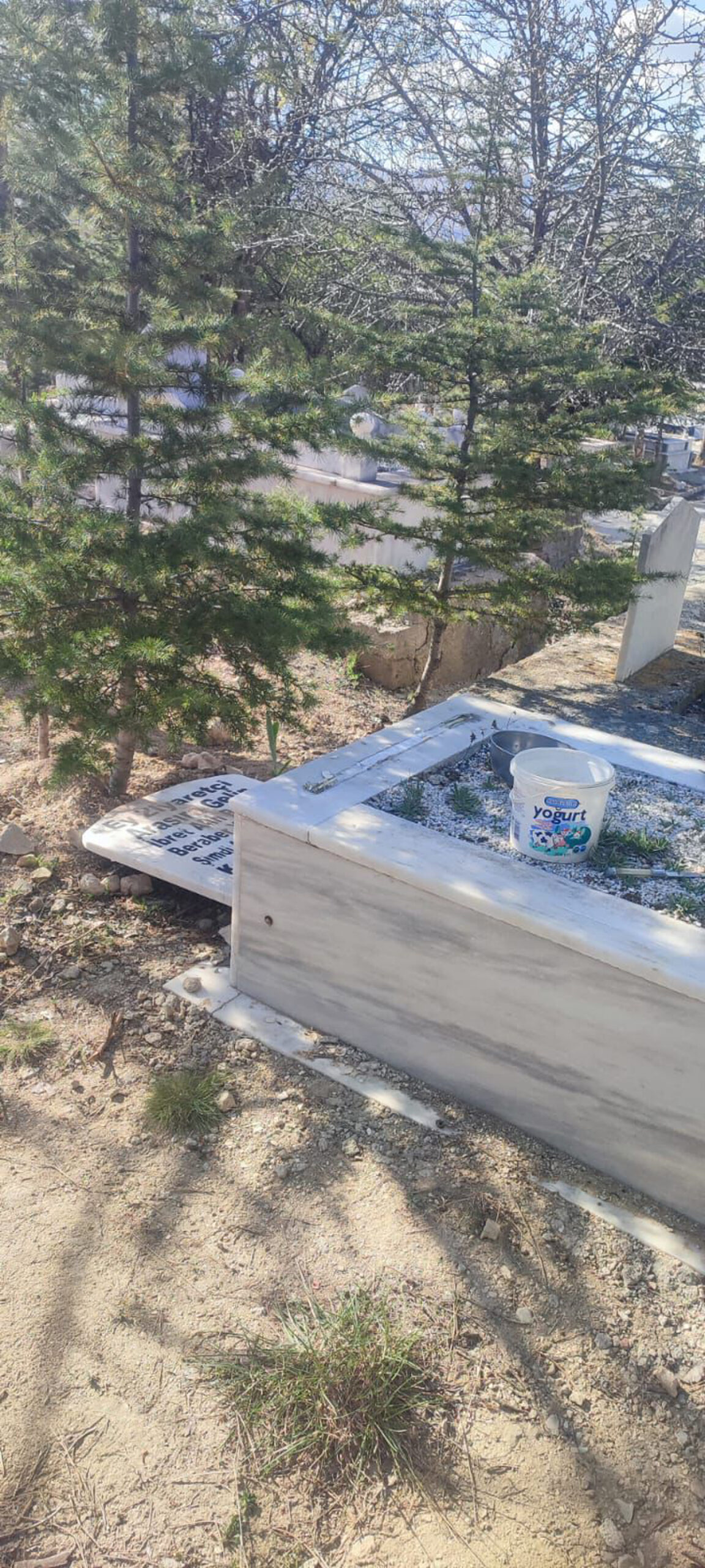 Afyon’da Mezarlıklara Çirkin Saldırı