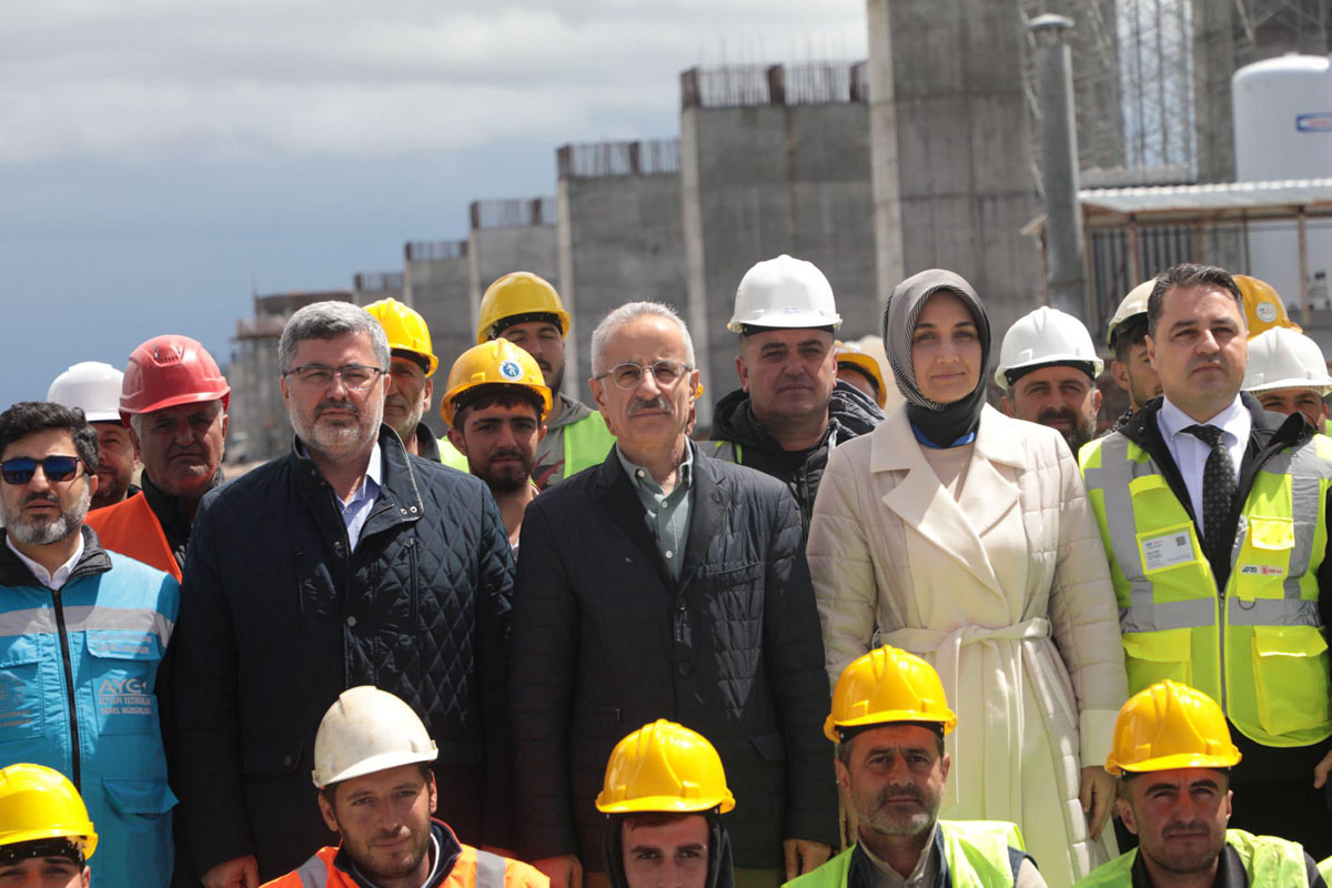 Ulaştırma Bakanı Uraloğlu Afyonkarahisar’ın çehresini değiştirecek hızlı tren projesinde incelemelerde bulundu. 