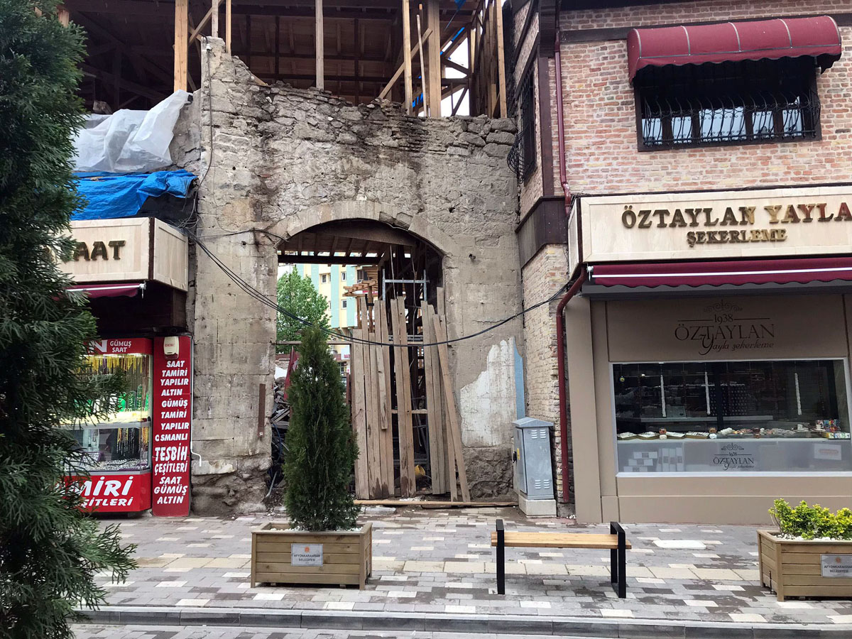 Afyonkarahisar'ın tarihi mekanlarından Uzu Çarşı'daki Köle Hanı'nın CHP'li Afyon Belediyesi tarafından Kent Lokantası'na dönüştürülmesi planlanıyor